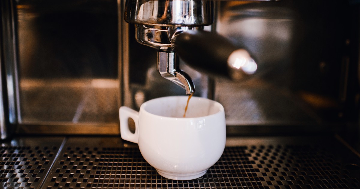 Il caffè sospeso da Napoli al mondo: il gesto di solidarietà, la sua storia e le molte forme assunte