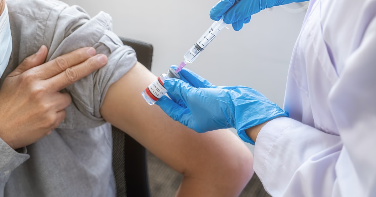 Quarta dose vaccino anti-Covid, Walter Ricciardi ipotizza la data di somministrazione e annuncia "due pandemie"
