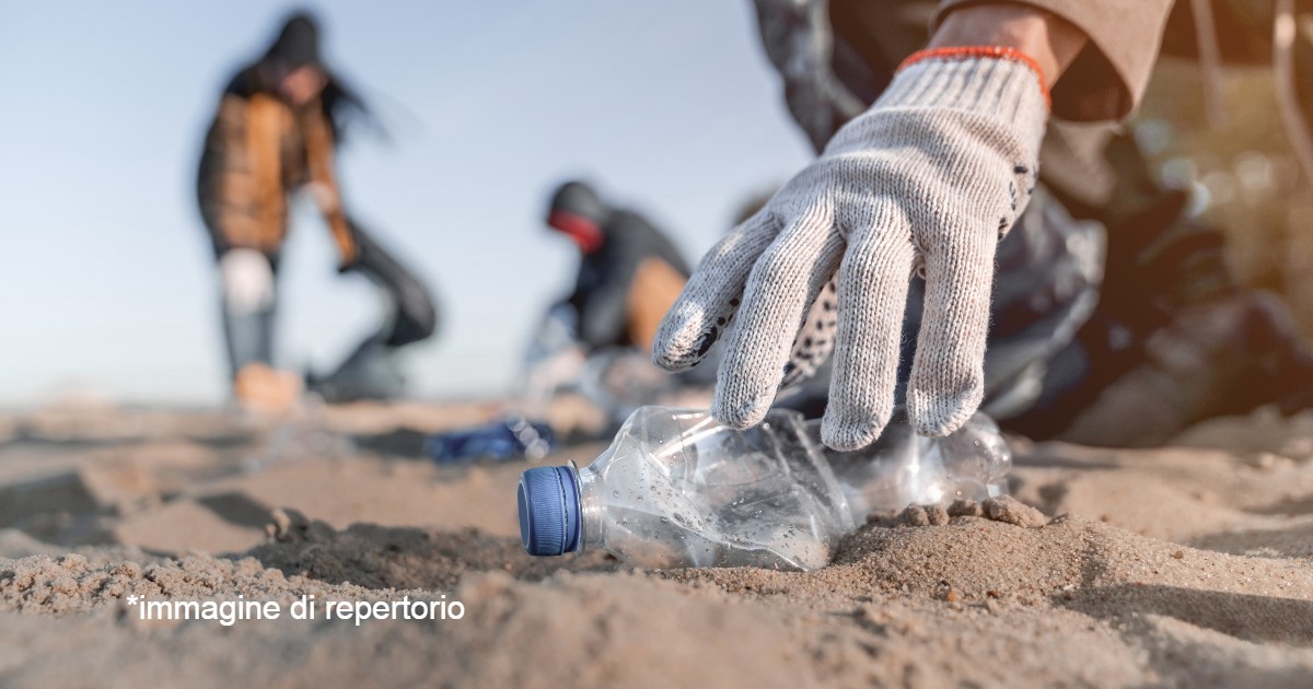 12enne guida un'iniziativa per la tutela dell’ambiente: tonnellate di rifiuti rimossi dalla riva del fiume