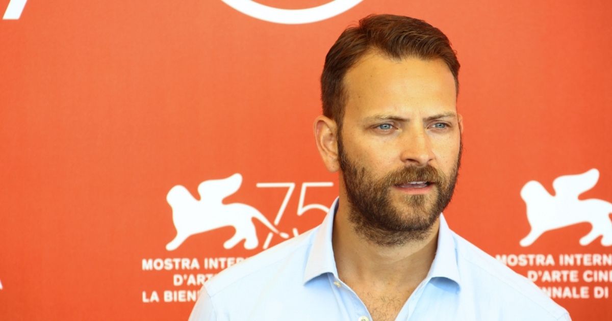 Alessandro Borghi si racconta: la sindrome di Tourette e l'amore con Irene Forti