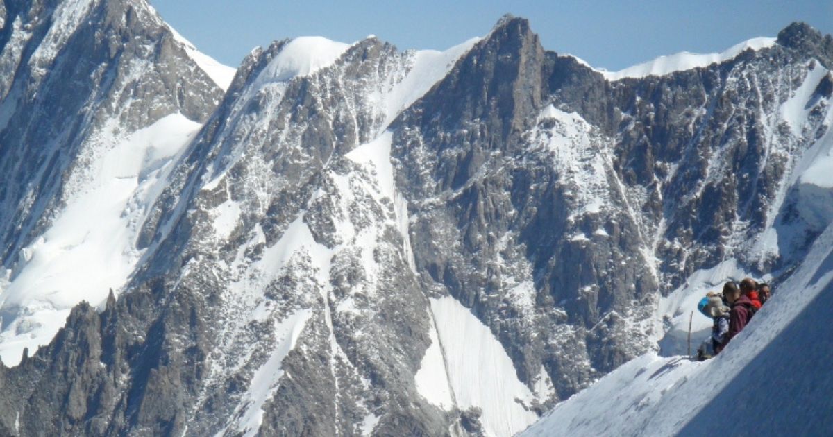 Alpinista trova dei gioielli sul Monte Bianco e li consegna alle autorità: premiato per il gesto