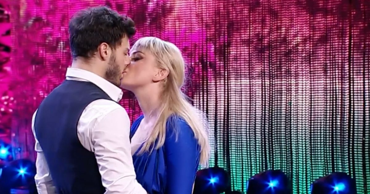 Arisa bacia Vito Coppola alla finale di Ballando con le stelle e confessa: “Avrei voluto fare Sanremo”