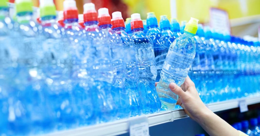 aumenti acqua in bottiglia