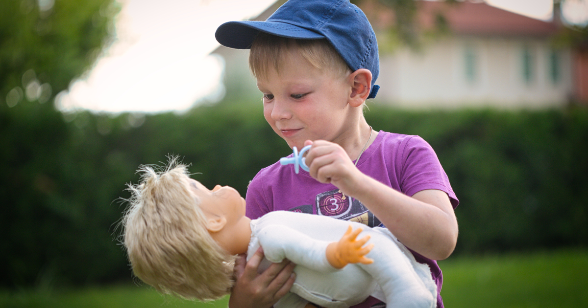 Cosa vuol dire fare il mammo? Facciamo giocare i bambini con le bambole e torneranno anche i papà