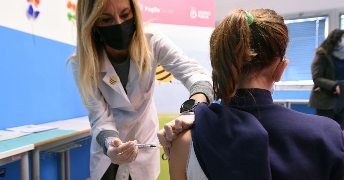 Covid, terza dose a giorni disponibile anche per 16-17enni e 12-15enni fragili: la decisione Aifa