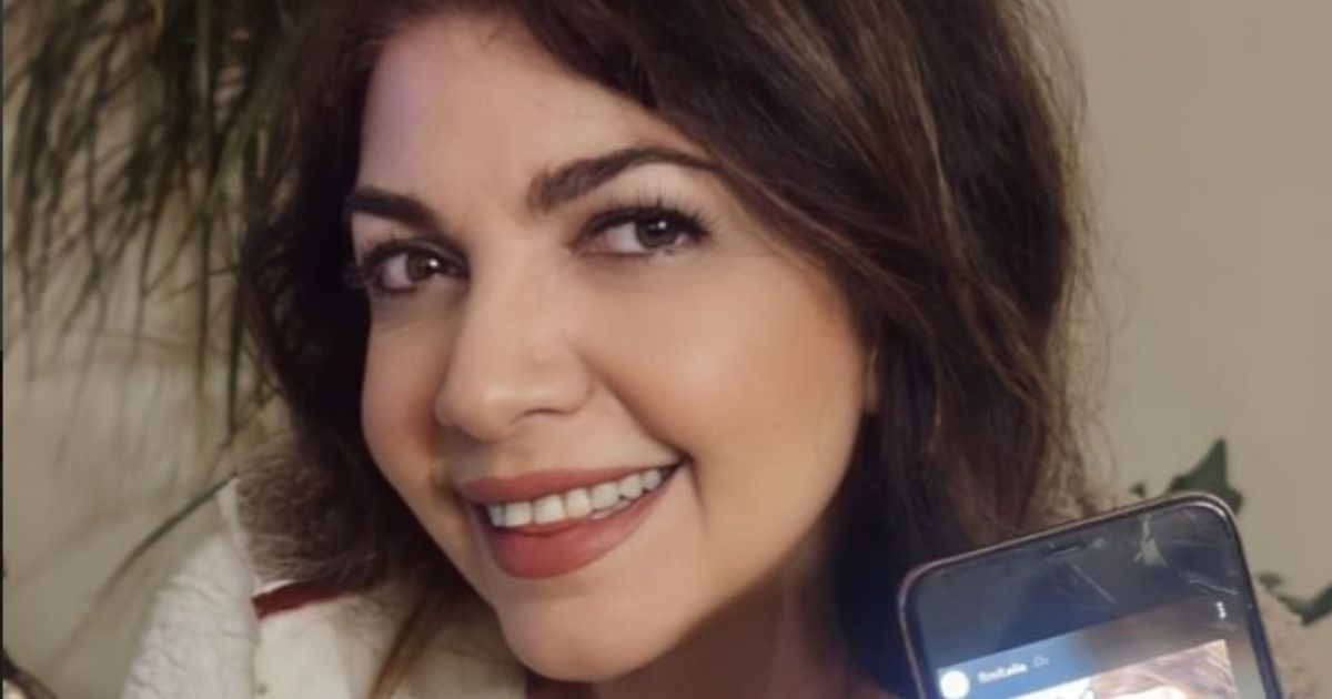 Cristina D'Avena, il commento: "Un cesso", e la cantante risponde per le rime meravigliando i fan