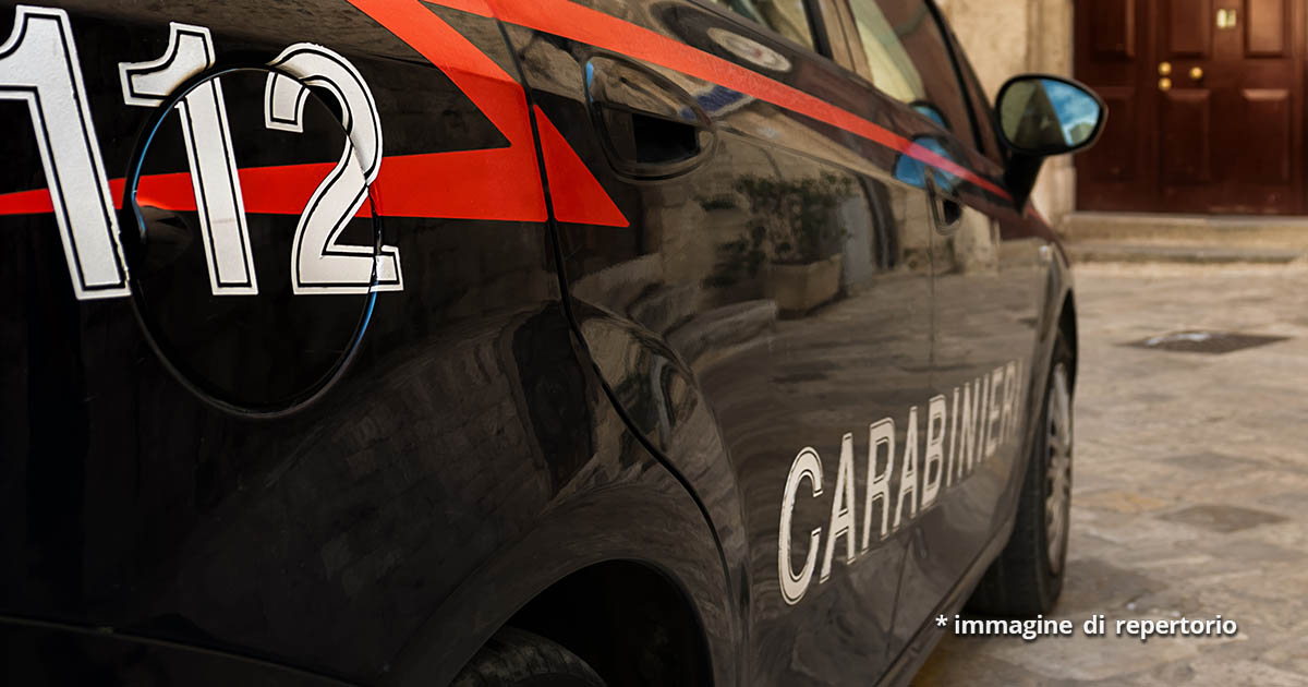 donna si finge morta e si salva dal figlio che tenta di ucciderla