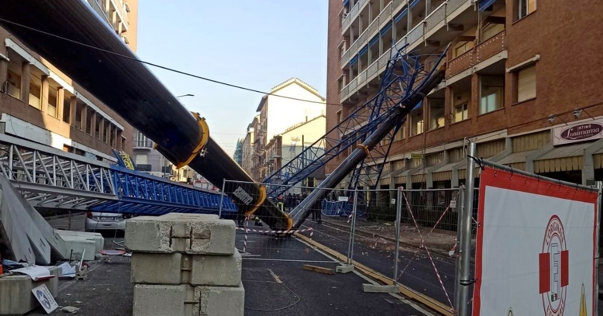 crolla gru a torino: le foto