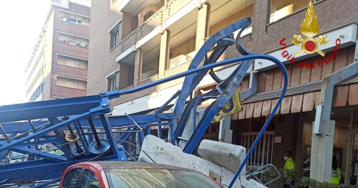 Gru da cantiere crolla su un  palazzo di sette piani: coinvolte delle persone, ci sono morti e feriti