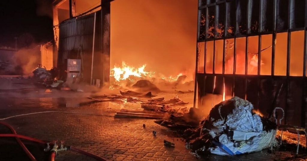 Incendio nel capannone di Leini - Vigili del Fuoco