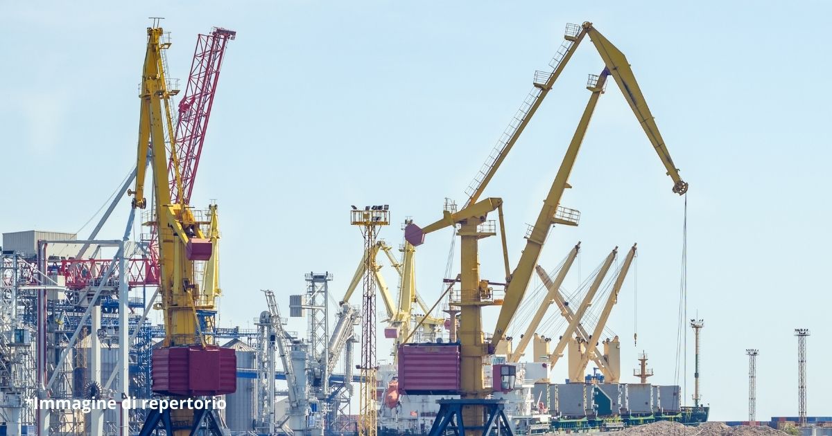 Operaio muore schiacciato da una gru: nuovo incidente sul lavoro a Trieste. Indetto uno sciopero