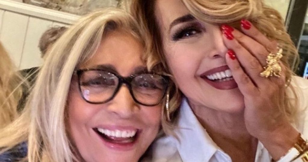 Mara Venier e Barbara D’Urso: le due conduttrici a cena insieme, nella tavolata anche tanti altri volti noti Mara Venier e Barbara D’Urso: le due conduttrici a cena insieme, nella tavolata anche tanti altri volti noti