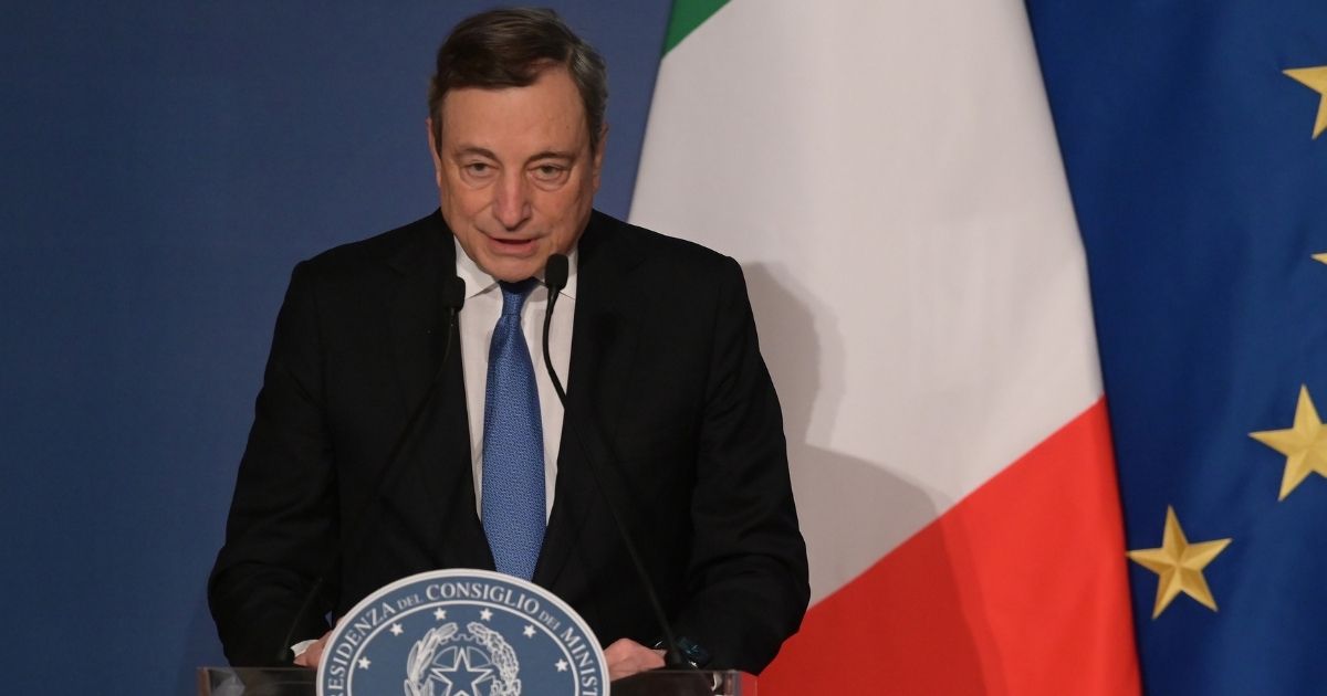 Mario Draghi, conferenza stampa di fine anno. Il Premier sul suo futuro: “Sono  a servizio delle istituzioni”