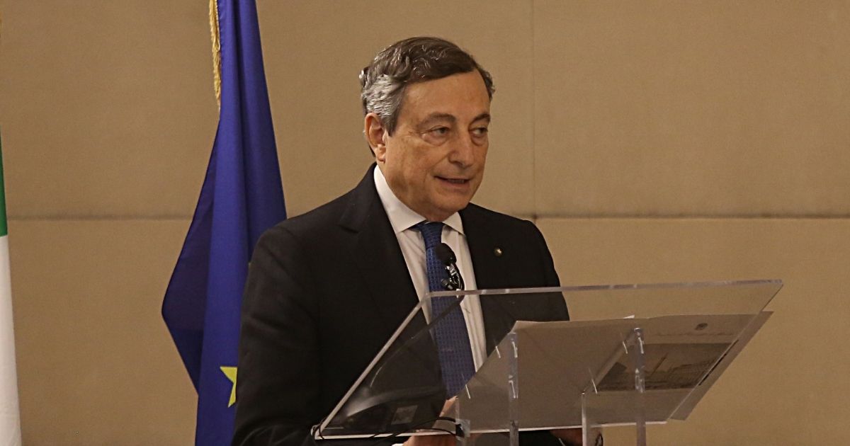 Mario Draghi alla Conferenza ambasciatori, sul Covid: “Italia ha dimostrato di saper reagire” ma chiede “massima cautela”