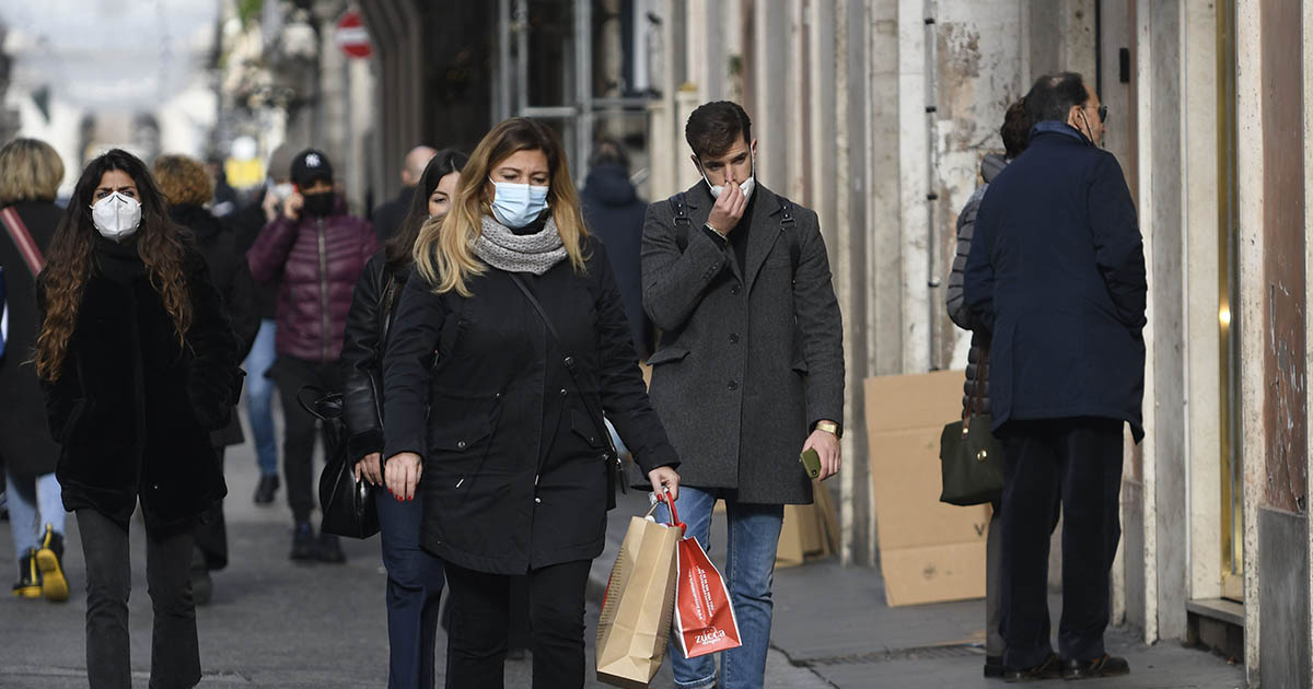 Quarantena azzerata per i vaccinati con terza dose, ma non solo: il Governo cambia le regole anti Covid