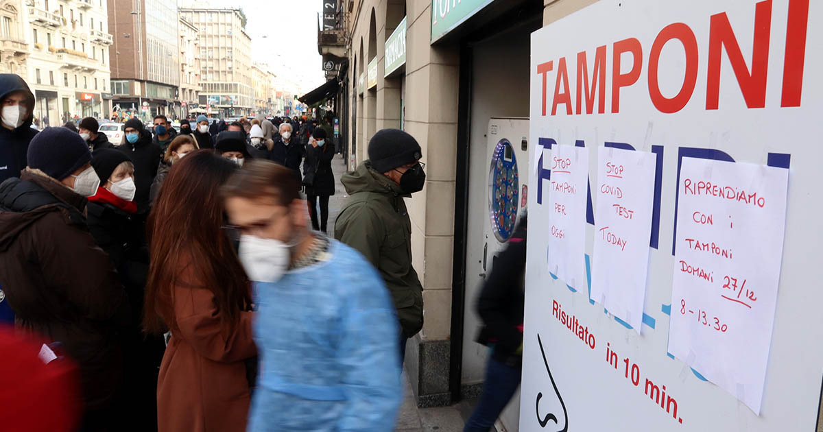 Quarantena ridotta per chi ha ricevuto la terza dose: nuove regole anti Covid al vaglio del Governo