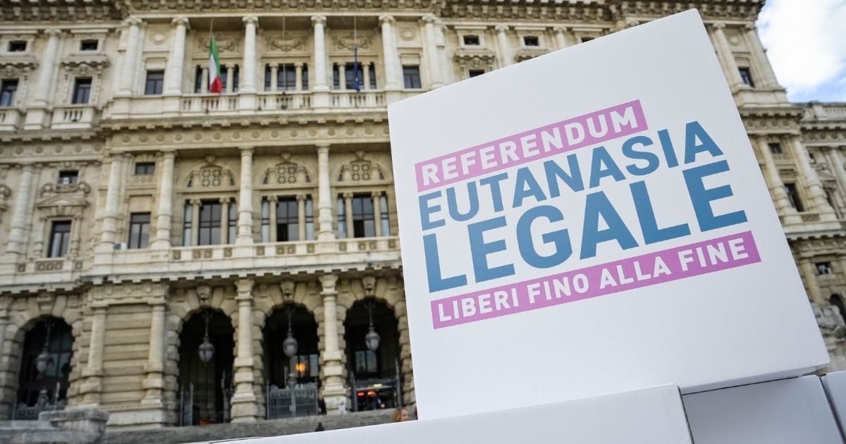 Eutanasia legale, la Cassazione approva le firme per il referendum: “Un passo in avanti per la legalizzazione”