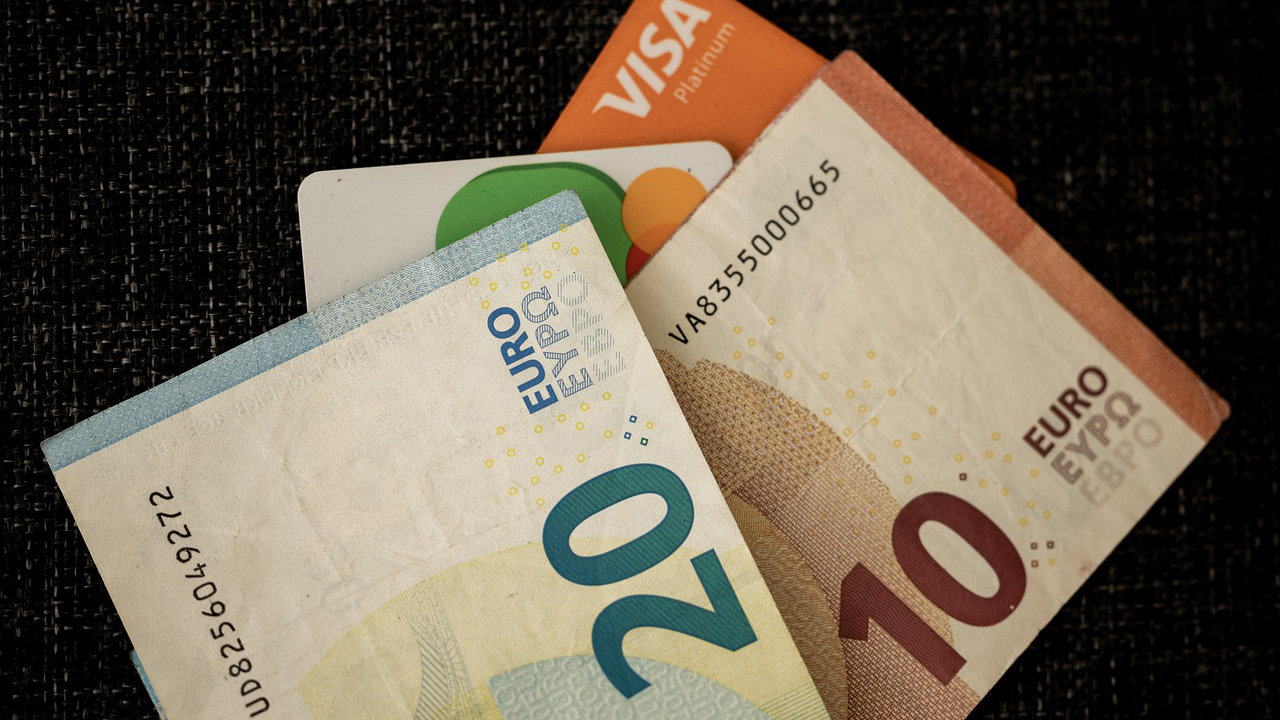 Banconote Euro su sfondo nero