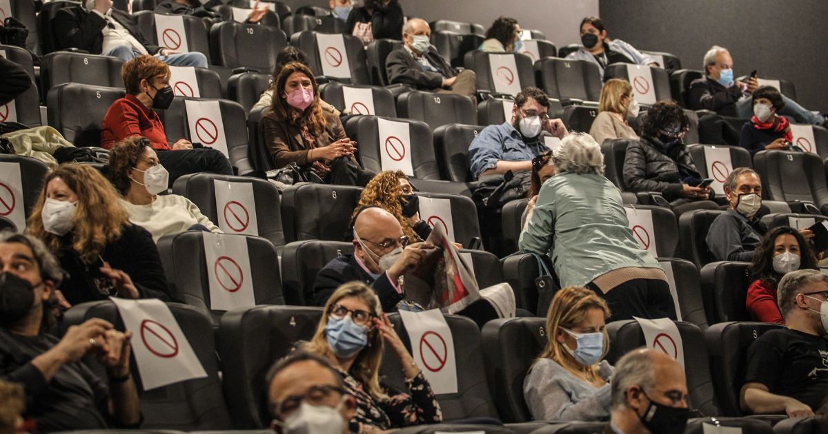 Tamponi ai vaccinati per cinema  e teatro, mascherina all’aperto: il Governo valuta la stretta di Natale