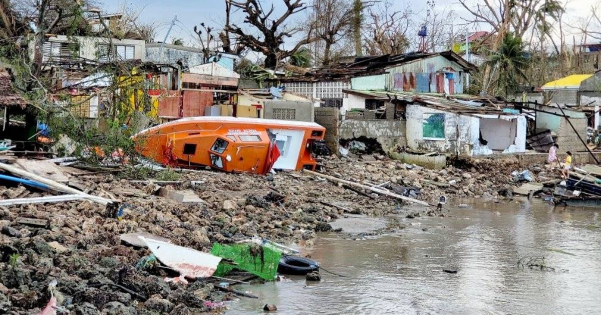 Tifone Rai causa oltre 100 morti e 300.000 sfollati nelle Filippine: le devastanti immagini del disastro