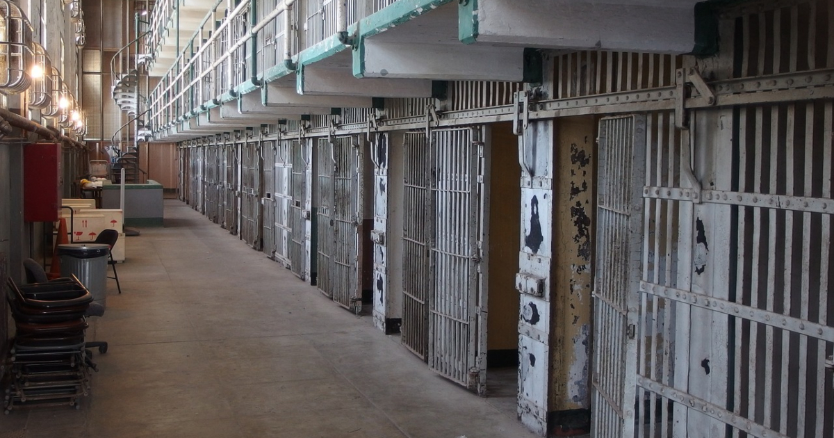 Suicidi nel carcere di Pavia, la vita dei detenuti tra degrado e carenza di medici e guardie