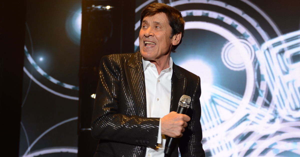 Gianni Morandi ironizza sulla sua gaffe: "Il mio nuovo telefono per non combinare più guai"