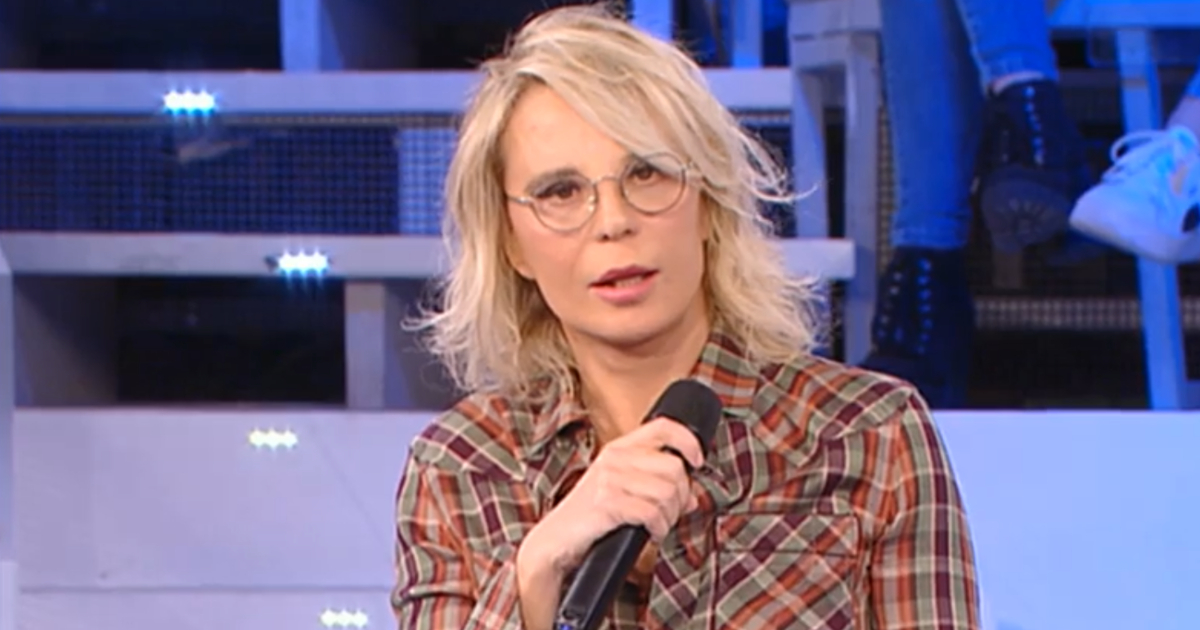 Amici non andrà in onda domenica: il programma è stato sospeso temporaneamente. Cosa è successo