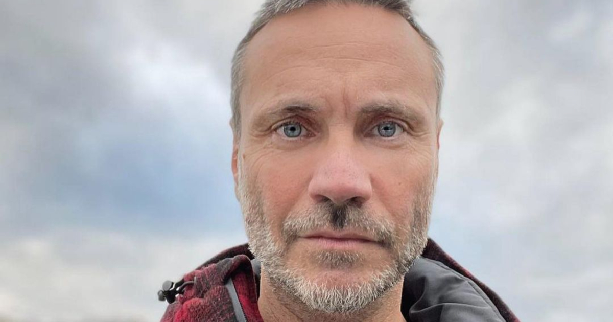Nek svela il retroscena del suo incidente alla mano: "Non riesco ancora a suonare la chitarra"