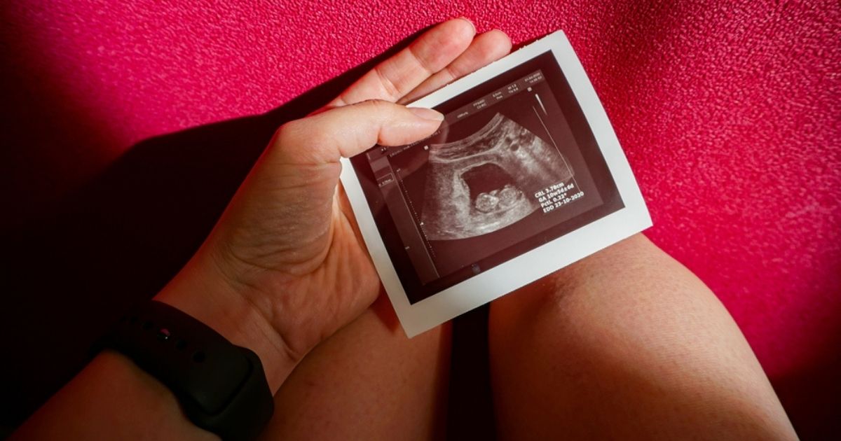 Respinta al pronto soccorso perché non ha il tampone: donna incinta ha un aborto nel parcheggio