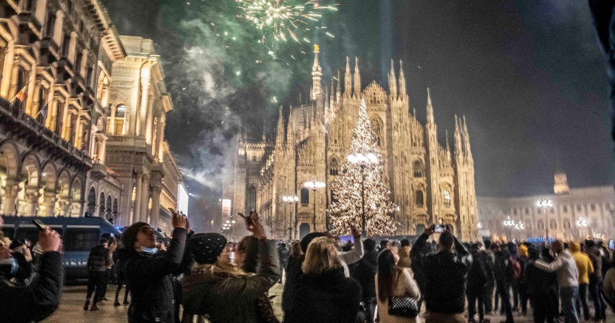 aggredite in piazza duomo capodanno: almeno 5 casi