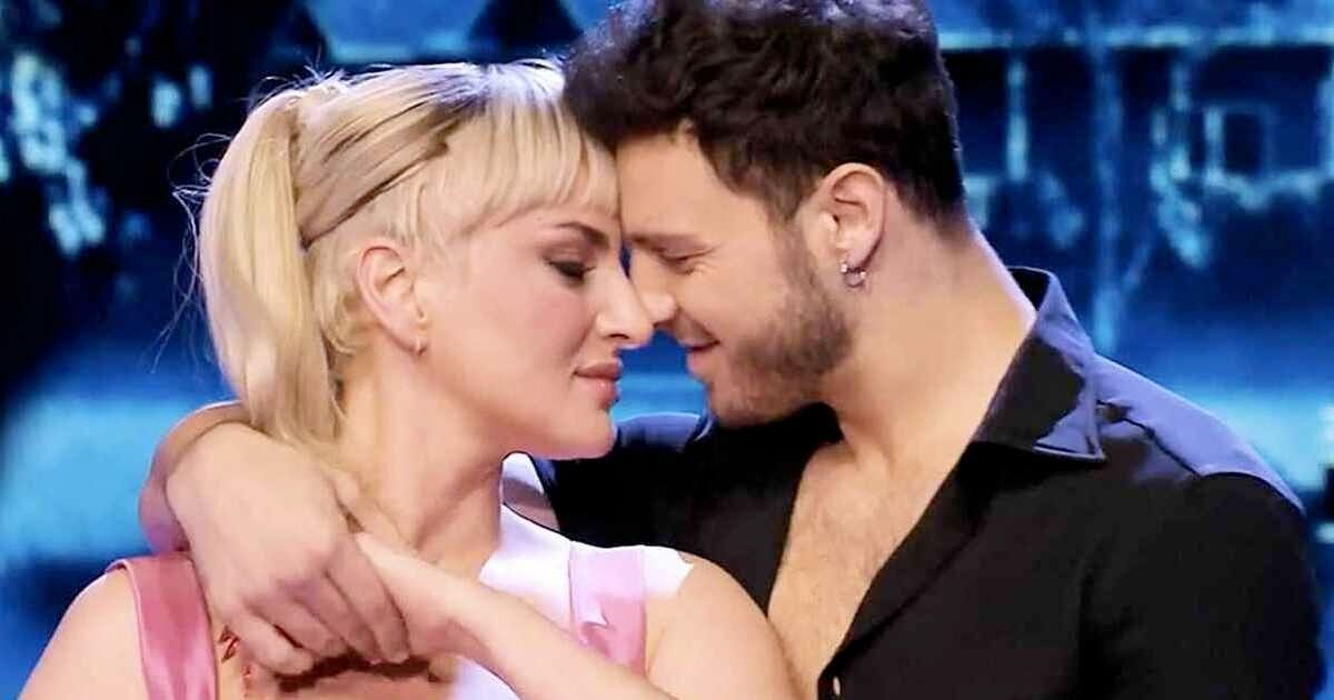 Arisa e Vito Coppola, la cantante svela come sono andate le cose col partner di Ballando: "Ci abbiamo provato"