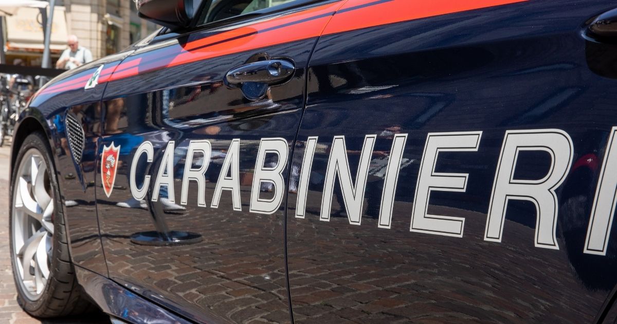 "Vi sparo in testa, uno ad uno". Barricato in casa si mette a sparare da una finestra. Evacuata una scuola