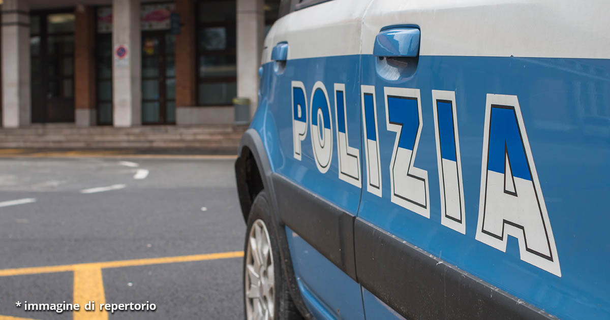 Bimba di 3 anni precipita dal quarto piano di un palazzo: dramma a Torino, indaga la polizia