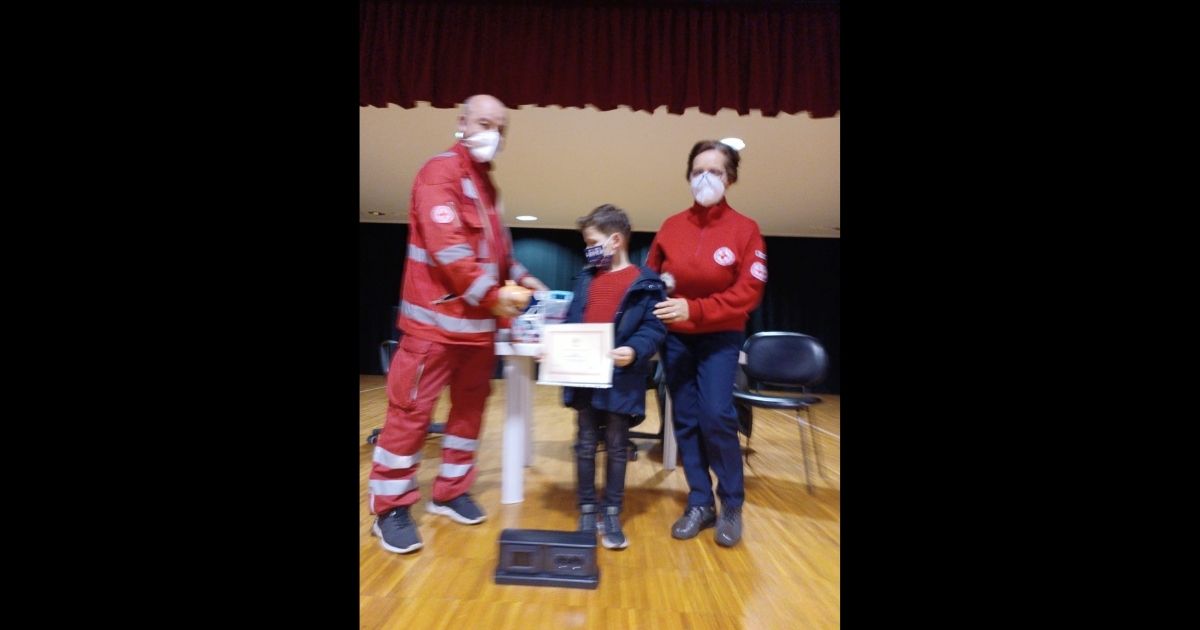 Bimbo di 6 anni regala il suo salvadanaio all Croce Rossa: un riconoscimento speciale per il piccolo benefattore