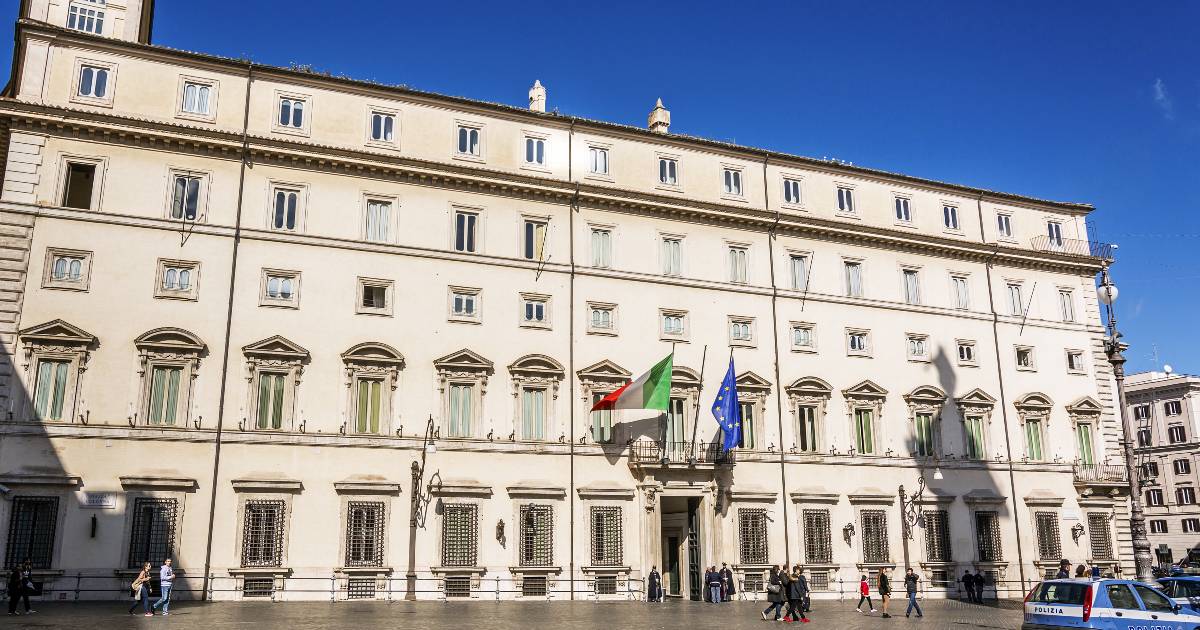 Caro bollette luce e gas, quando arriveranno le misure contro i rincari: le proposte della politica