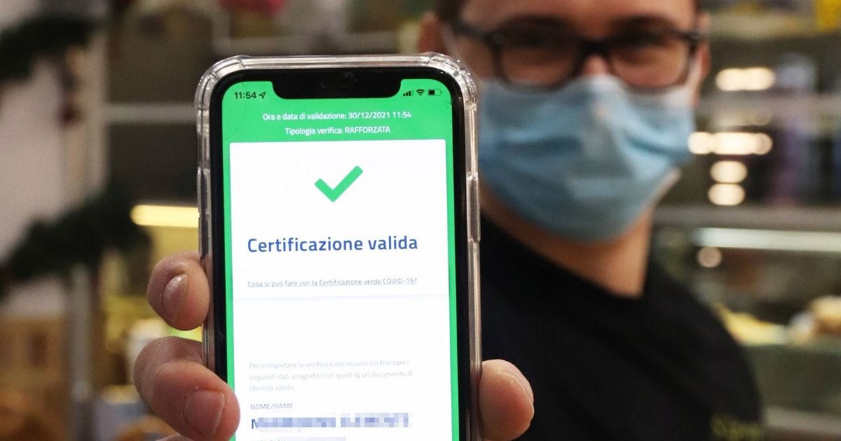 Nuovo decreto, ok dal Cdm: salta il super green pass per i servizi, vaccino obbligatorio per over 50