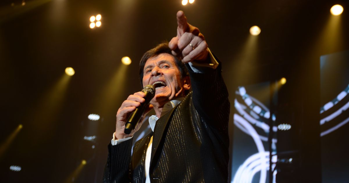 Gianni Morandi a Sanremo 2022, tutta l'emozione del cantante: "Senza l'incidente alla mano non sarei qui"