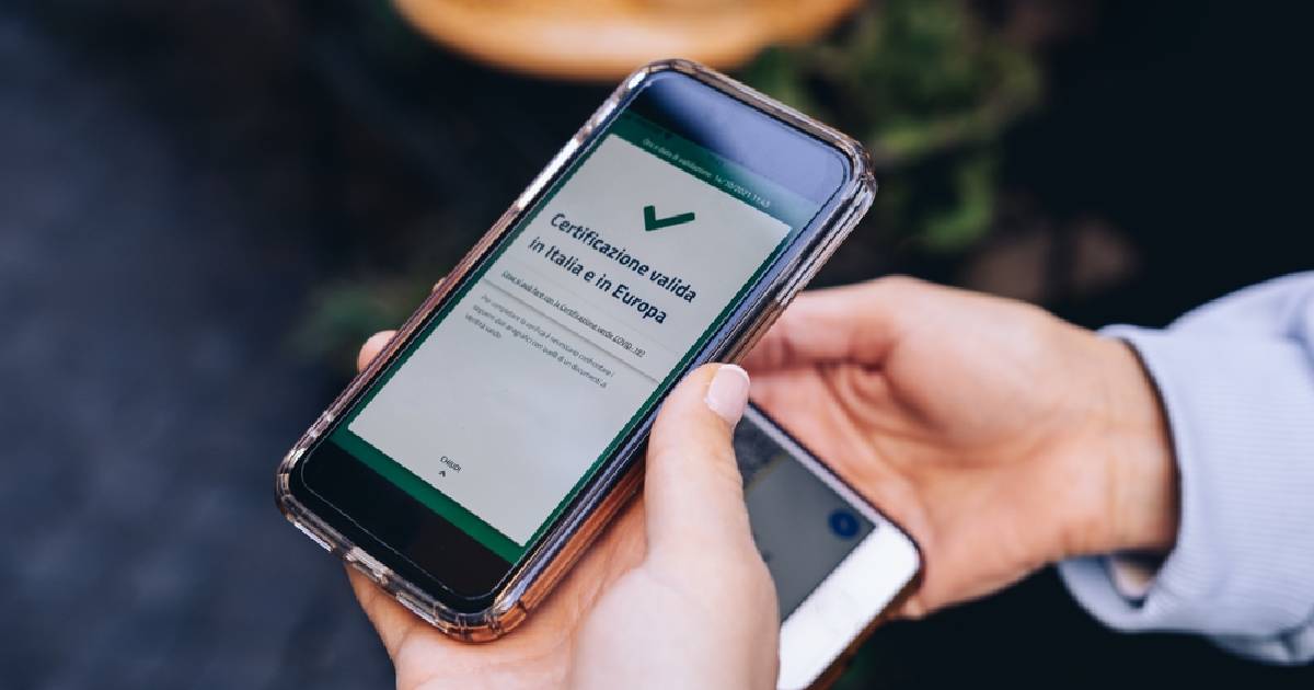 Green Pass, in arrivo nuove strette: quali saranno i negozi "pass free" e cosa cambia dal 1° febbraio