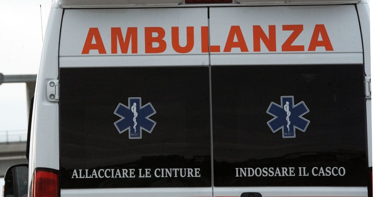 Champoluc, pulmino di turisti precipita nel fiume: morto l’autista, tra i passeggeri diversi feriti