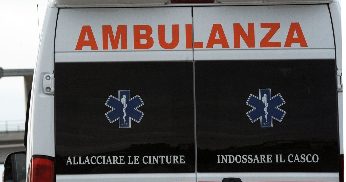 Champoluc, pulmino di turisti precipita nel fiume: morto l'autista, tra i passeggeri diversi feriti