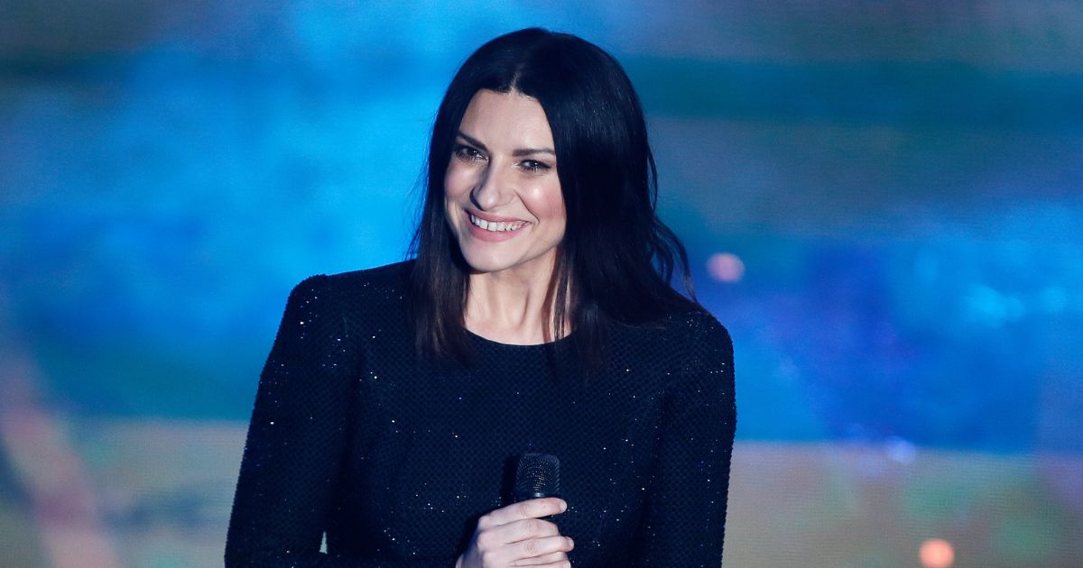 Laura Pausini super ospite a Sanremo: l’annuncio di Amadeus sulla cantante, di nuovo all’Ariston