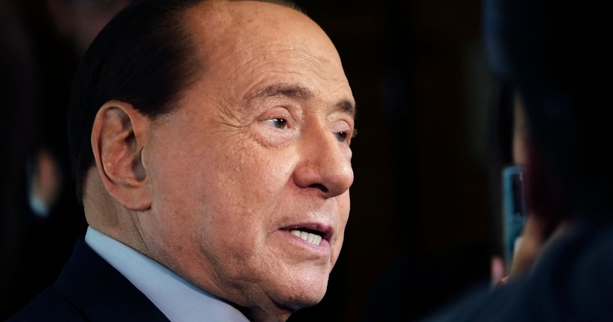 Silvio Berlusconi: i due matrimoni, i figli, le fidanzate e gli innumerevoli flirt dell'ex Cavaliere