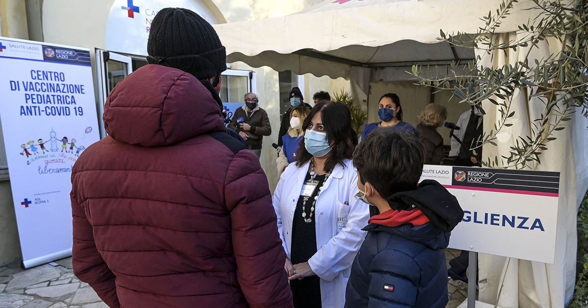Terza dose per la fascia 12-15 anni, come funziona la somministrazione del booster: i chiarimenti del Governo