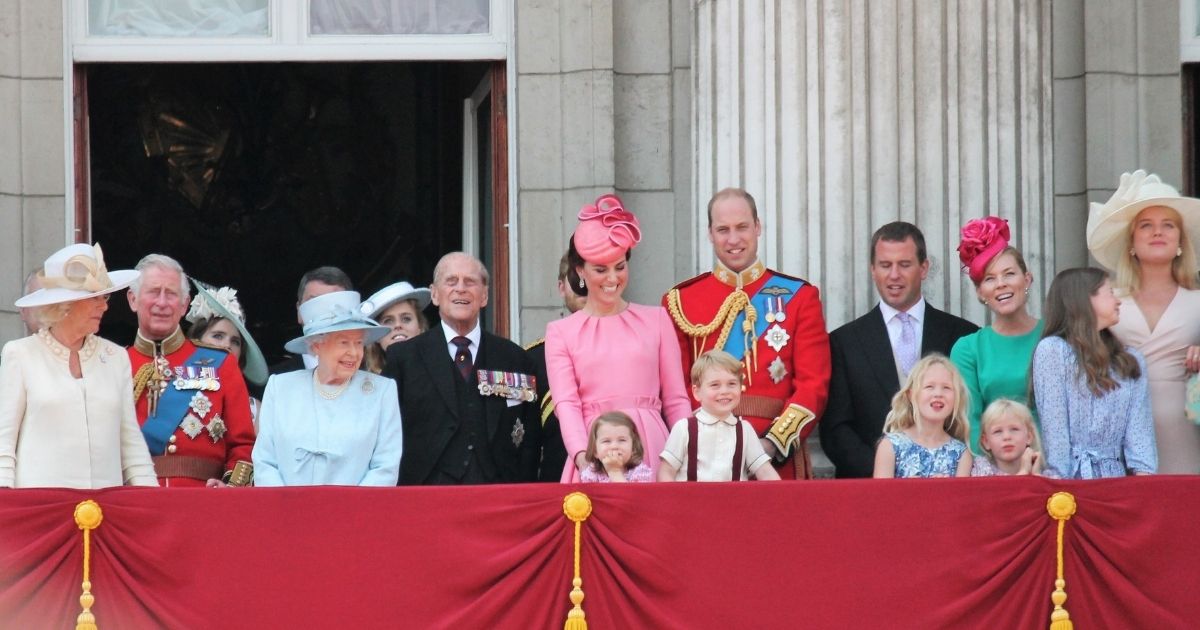 Le regole dei membri della Famiglia Reale: il protocollo da rispettare quando si affacciano da Buckingham Palace