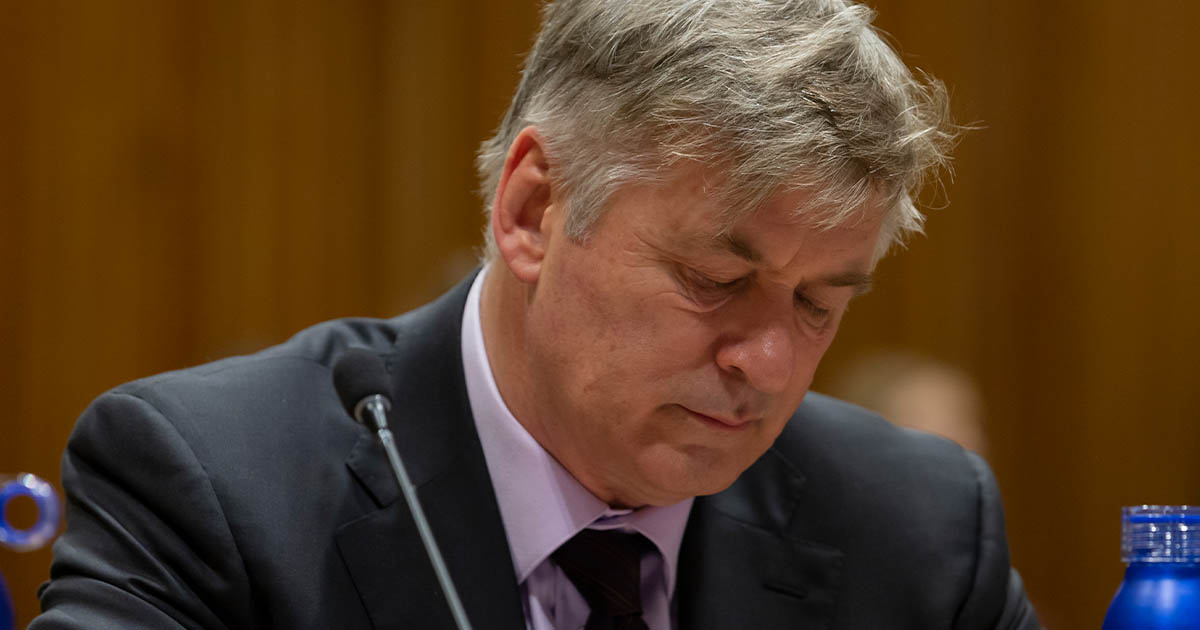 Alec Baldwin, la famiglia di Halyna Hutchins fa causa all’attore dopo la morte sul set di Rust