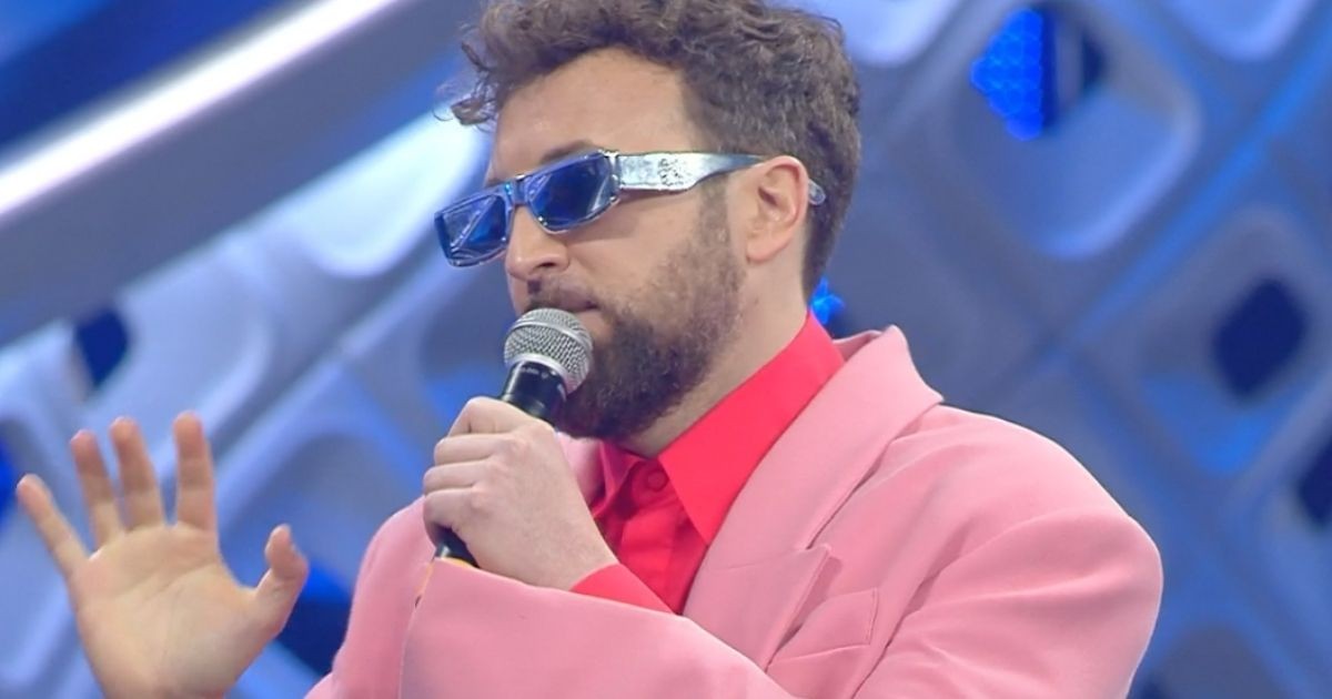 Perché Dargen D'Amico indossa gli occhiali da sole a Sanremo 2022. Il segreto nello sguardo del cantante