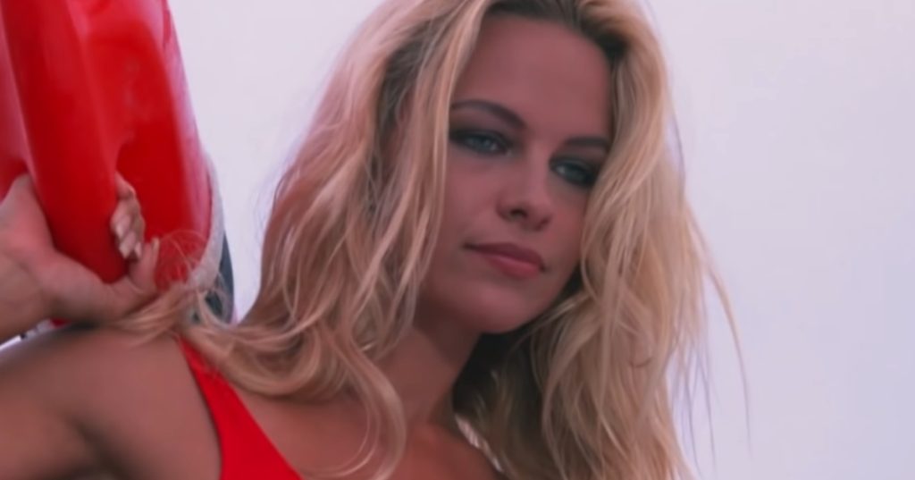 Pamela Anderson ieri e oggi: com'è cambiata l’ex bagnina di Baywatch dopo la chirurgia, le foto