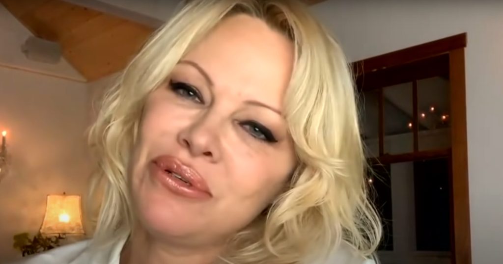 Pamela Anderson ieri e oggi: com'è cambiata l’ex bagnina di Baywatch dopo la chirurgia, le foto