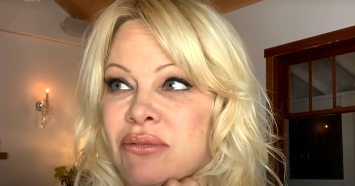 Pamela Anderson ieri e oggi: com'è cambiata l’ex bagnina di Baywatch dopo la chirurgia, le foto