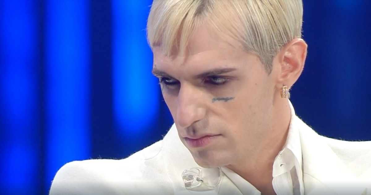 Achille Lauro si "scusa" in ginocchio con Loredana Bertè dopo il duetto al Festival di Sanremo 2022. Le immagini